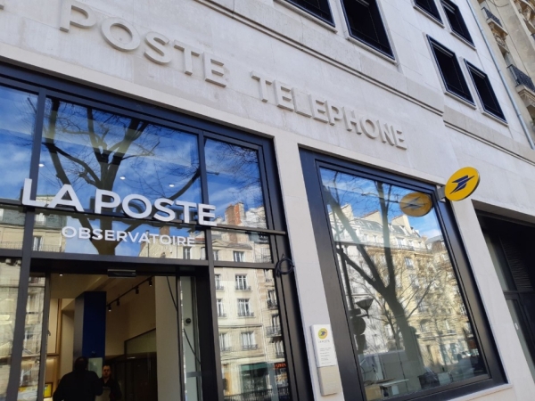 nouvelle façade du bureau de poste Paris observatoire - 14eme arrondissement