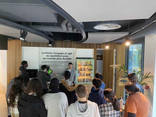 14 stagiaires de 3ème au siège de La Poste !